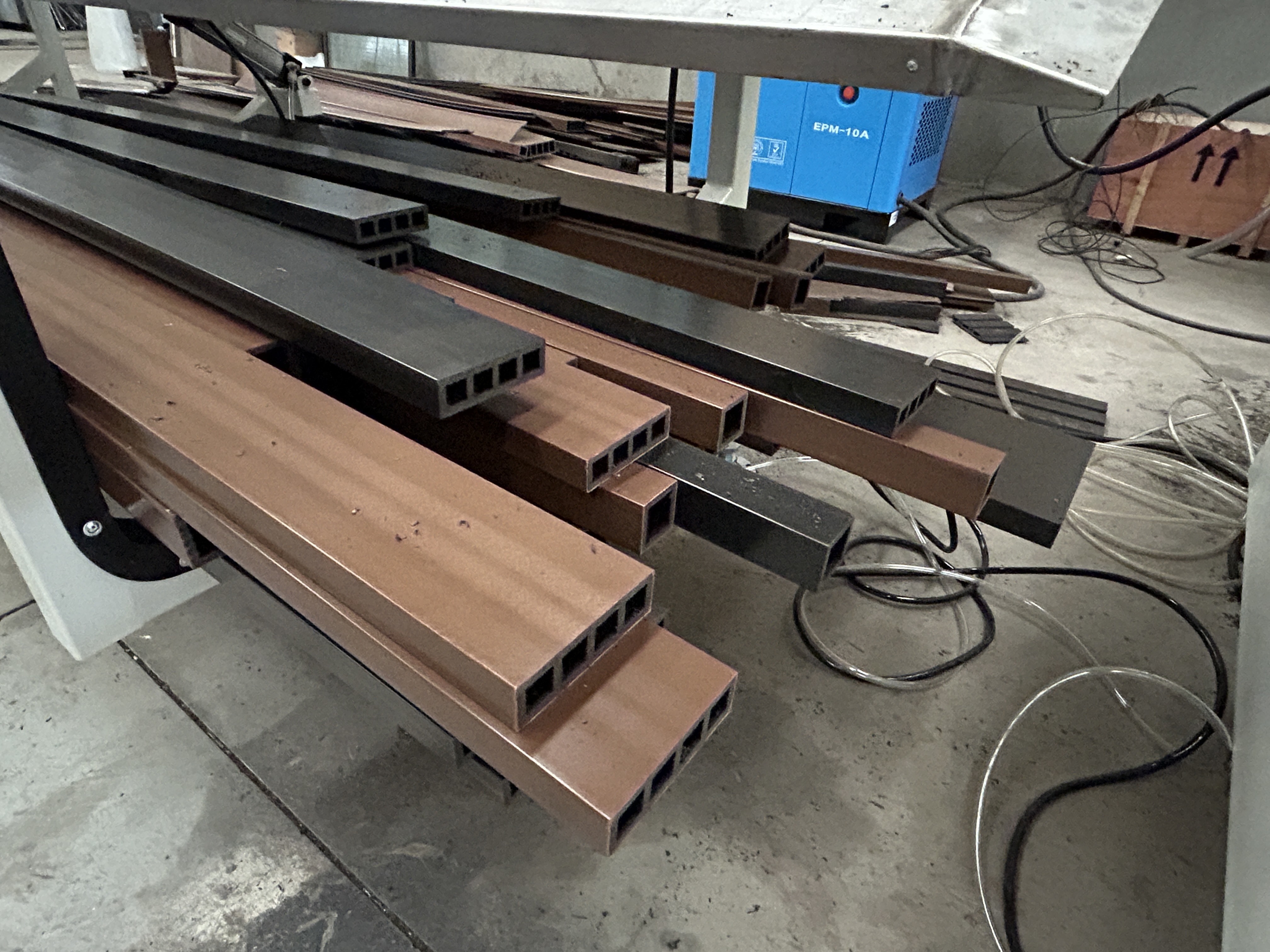 последний случай компании о Building a WPC Decking Manufacturing Solution for Outdoor Flooring Applications in Romania