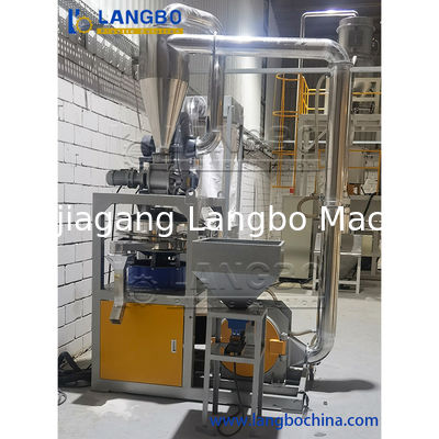 ПВХ трубы, переработанные на фрезеровке с помощью измельчителя и пульверизатора