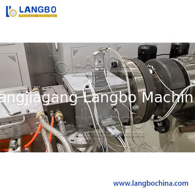 Машина панели стены скорости WPC продукта 350KG/H, производственная линия профиля управлением WPC PLC