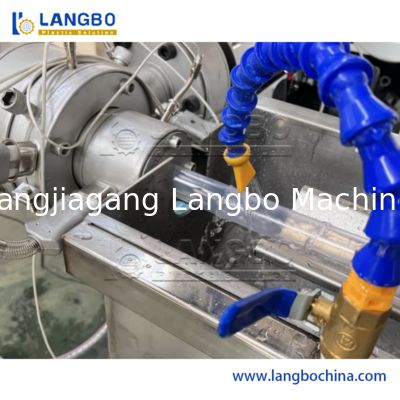 Экструзионная машина для армированных оплеткой из ПВХ волокна водопроводных труб