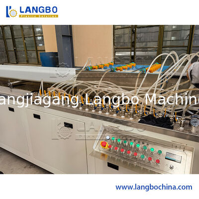 Линия производства экструзионного профиля для покрытия полов из дерева и пластика PE PP, используемая для покрытия полов в помещениях или на улице / парапетов / поддонов